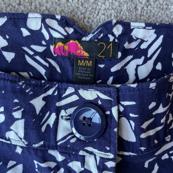 Forever 21 Women’s Patterned Shorts | Size M | Navy & White | Worn Once - Picture 5 of 7